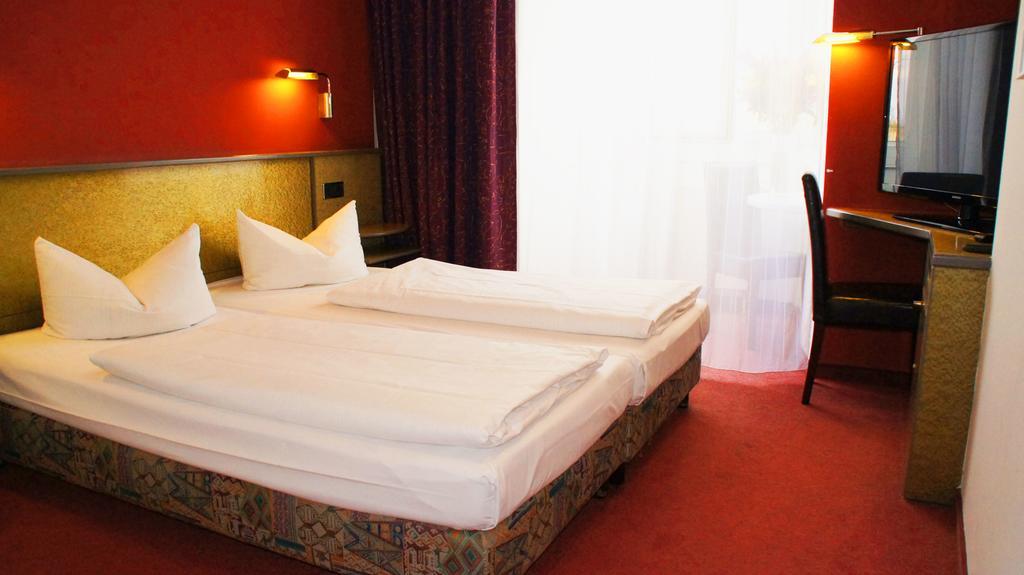 Hotel Am Buschkrugpark Берлин Екстериор снимка